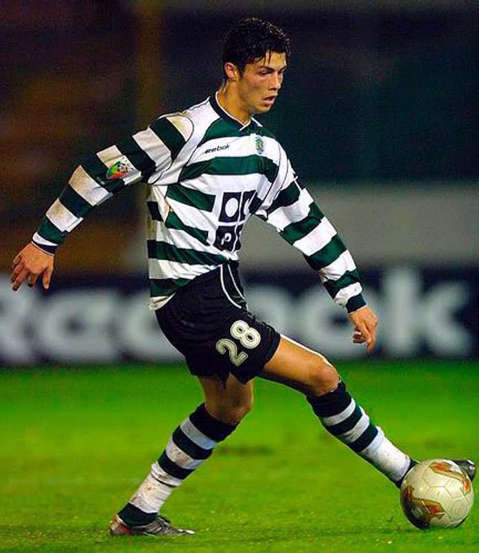 TrolIFootbaII's tweet photo. Ronaldo at 17.                   Messi at 17. https://t.co/NX1cUkCSzH