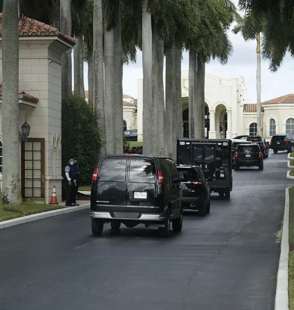 HustleBitch_'s tweet photo. 🚨 #BREAKING: Police, ambulances and vans carrying Secret Service agents have just been spotted rushing outside Mar-a-Lago.

⚠️People are speculating President Trump might not be okay.  More to follow. https://t.co/4k1OIcyw12