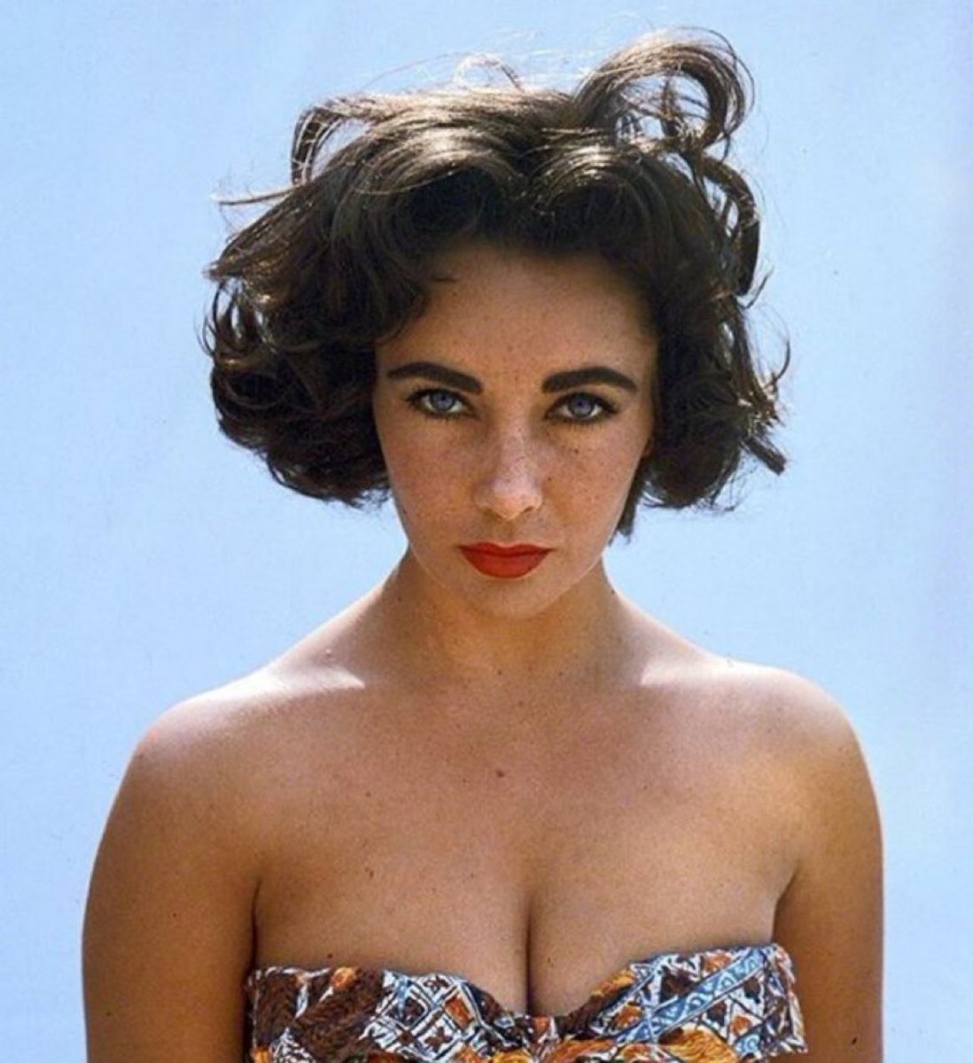 MadameGilflurt's tweet image. The sublime Elizabeth Taylor, photographed by Richard Avedon in 1956.