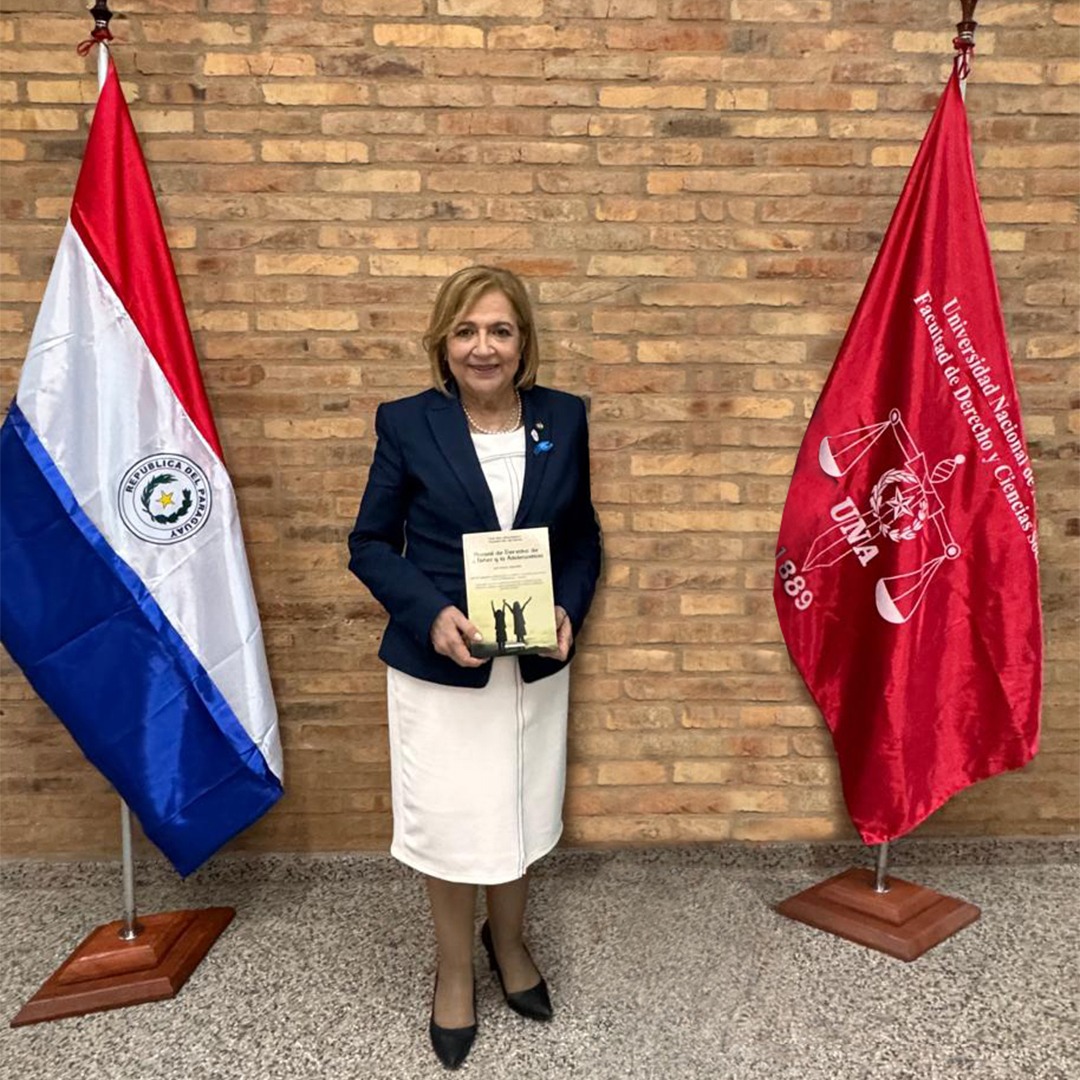 𝐋𝐚 𝐏𝐫𝐨𝐟. 𝐃𝐫𝐚. 𝐀𝐥𝐢𝐜𝐢𝐚 𝐏𝐮𝐜𝐡𝐞𝐭𝐚 𝐦𝐢𝐞𝐦𝐛𝐫𝐨 𝐭𝐢𝐭𝐮𝐥𝐚𝐫 𝐝𝐞𝐥 𝐂𝐨𝐧𝐬𝐞𝐣𝐨 𝐝𝐞 𝐥𝐚 𝐌𝐚𝐠𝐢𝐬𝐭𝐫𝐚𝐭𝐮𝐫𝐚, 𝐩𝐫𝐞𝐬𝐞𝐧𝐭𝐨́ 𝐬𝐮 𝐨𝐛𝐫𝐚 ❞𝐌𝐚𝐧𝐮𝐚𝐥 𝐝𝐞 𝐃𝐞𝐫𝐞𝐜𝐡𝐨 𝐝𝐞 𝐥𝐚 𝐍𝐢𝐧̃𝐞𝐳 𝐲 𝐀𝐝𝐨𝐥𝐞𝐬𝐜𝐞𝐧𝐜𝐢𝐚 - 𝐀𝐜𝐭𝐮𝐚𝐥𝐢𝐳𝐚𝐝𝐨