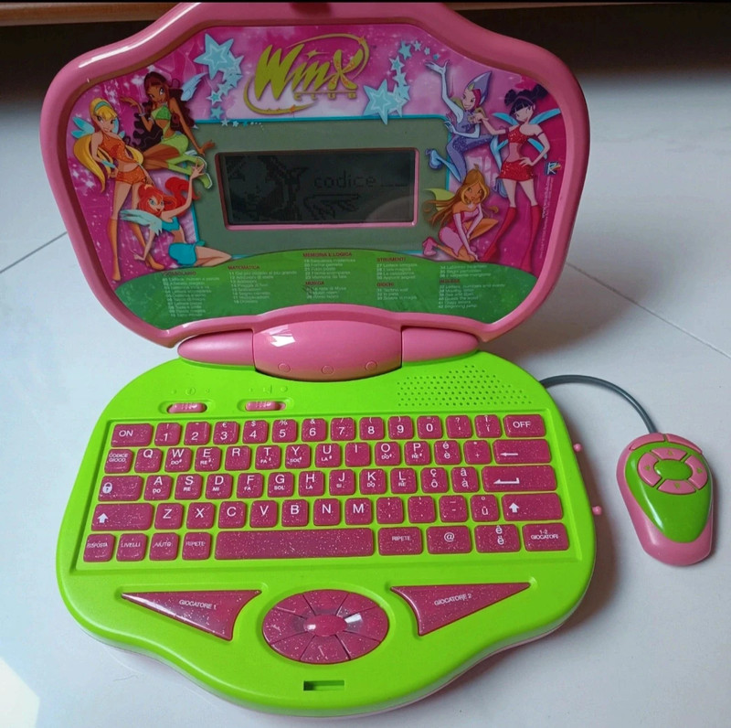 mariavne's tweet photo. il computer che uso per prendere appunti in uni: https://t.co/9HkrWei2uI