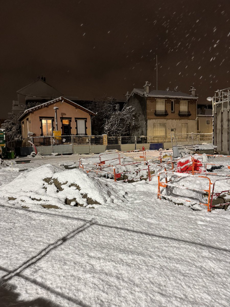 FuRaXION's tweet photo. ❄️ Romainville ce soir ☃️ https://t.co/1EHnIT2Oas