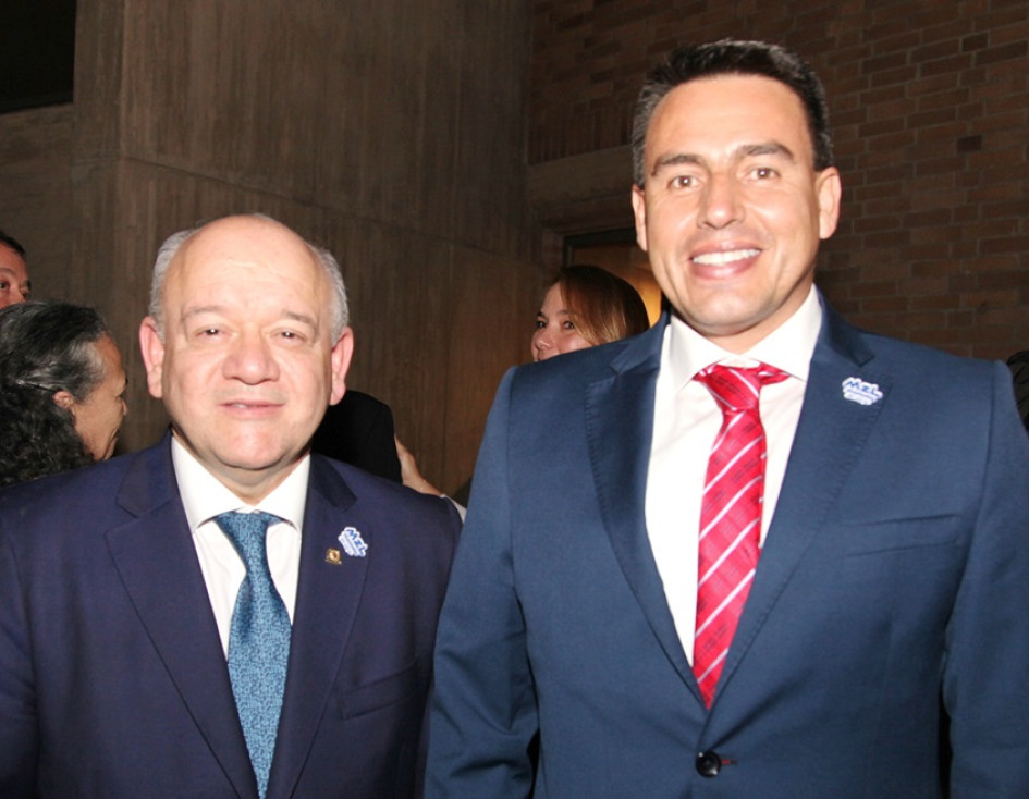 <a href="/EsmeHernandezSi/">Esmeralda Hernández</a> <a href="/PlataformaALTO/">Plataforma ALTO</a> <a href="/COLSinToreo/">Colombia Sin Toreo</a> <a href="/eduardopenha/">Eduardo Peña Garzón 🥦</a> <a href="/DiaAnimales/">Al Día Con Los Animales 🐾</a> <a href="/AnimalHumana89/">Carol Ruiz ⓥ 🐮🌸</a> <a href="/Hemayr/">Liberación Animal.</a> <a href="/RCAnimal/">Conexión Animal</a> <a href="/TerryHurtado/">Terry Hurtado</a> <a href="/reporteroanimal/">El Reportero Animal</a> <a href="/petrogustavo/">Gustavo Petro</a> No se puede bajar la guardia, menos aún, cuando el presidente de la <a href="/CConstitucional/">Corte Constitucional</a>, magistrado José Fernando Reyes Cuartas es un reconocido defensor de la "fiesta brava" en la ciudad de Manizales. El centro democrático lo sabe y por ahí podrían atacar tu proyecto. Preocupante!