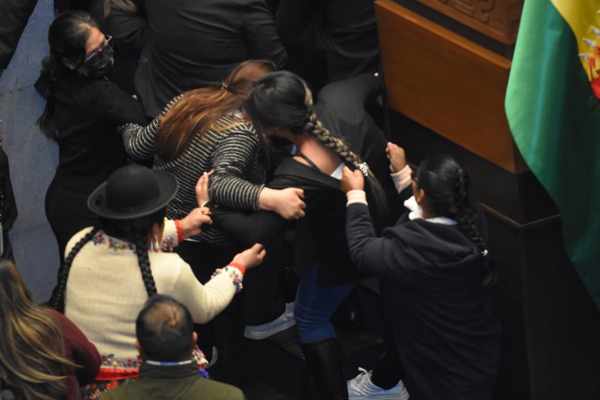 BrujulaNoticias's tweet photo. Estás son las imágenes del bochorno que se registró esta tarde en la sesión de la Cámara de Diputados. 📸 APG https://t.co/TBl1kYRUo9
