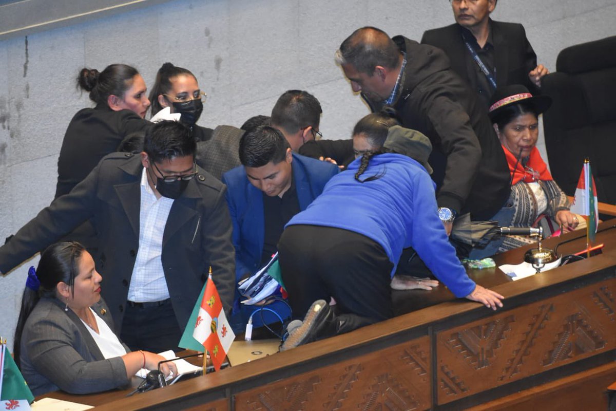 BrujulaNoticias's tweet photo. Estás son las imágenes del bochorno que se registró esta tarde en la sesión de la Cámara de Diputados. 📸 APG https://t.co/TBl1kYRUo9