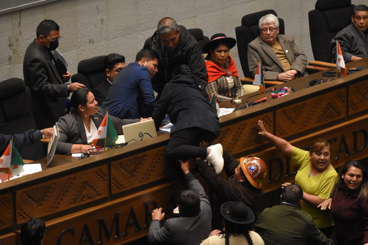 BrujulaNoticias's tweet photo. Estás son las imágenes del bochorno que se registró esta tarde en la sesión de la Cámara de Diputados. 📸 APG https://t.co/TBl1kYRUo9