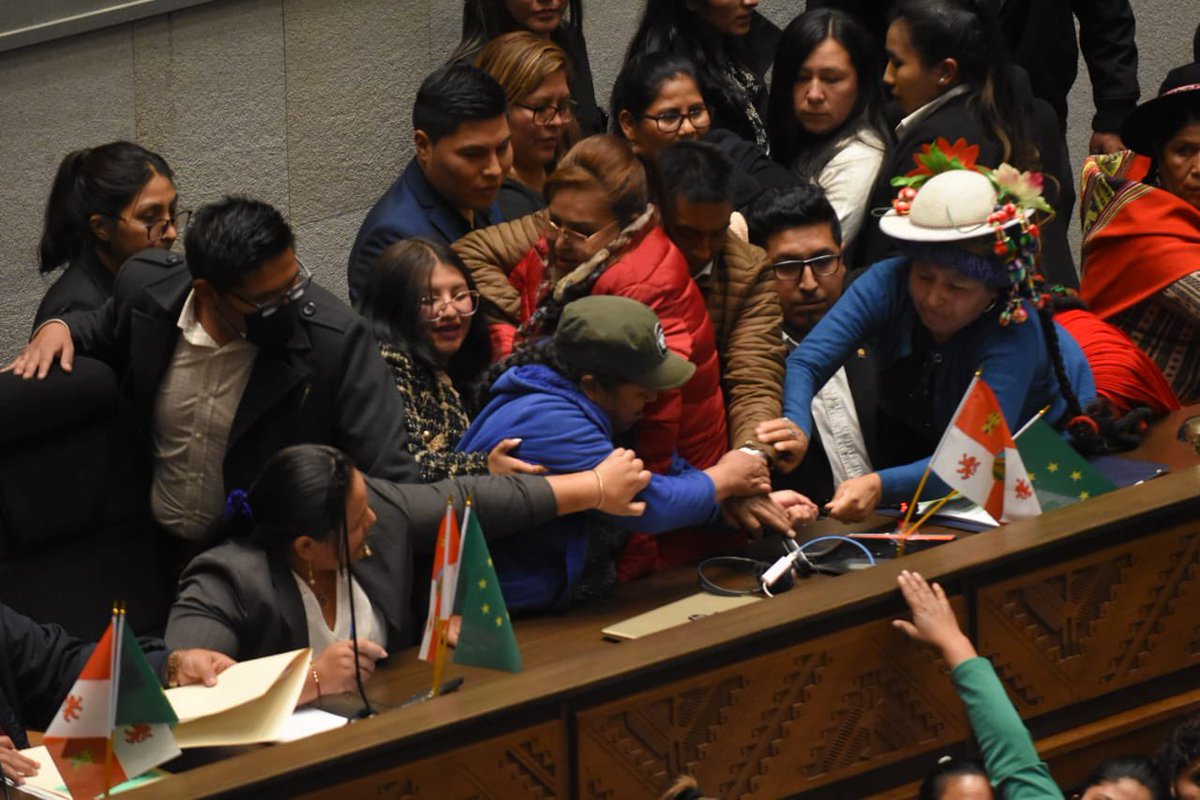 BrujulaNoticias's tweet photo. Estás son las imágenes del bochorno que se registró esta tarde en la sesión de la Cámara de Diputados. 📸 APG https://t.co/TBl1kYRUo9