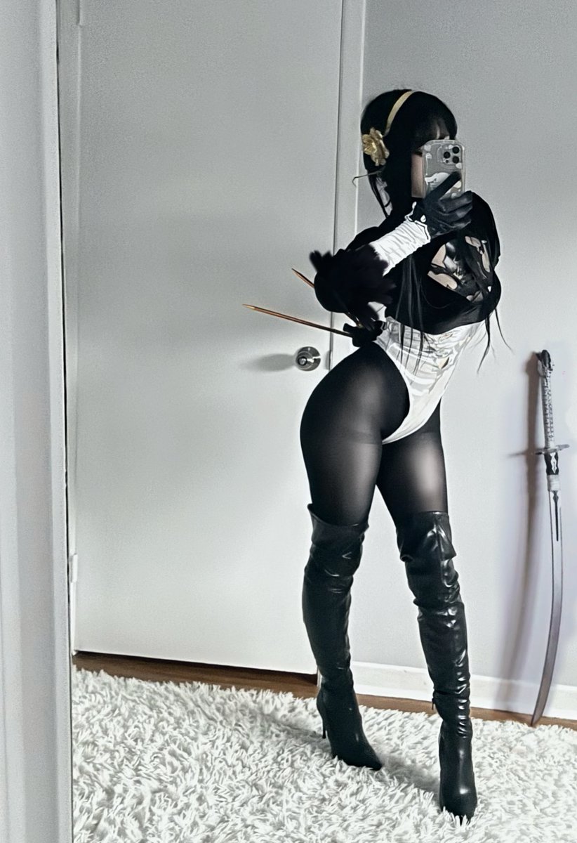Yor as 2B costest anyone? https://t.co/P5UxZAZioR