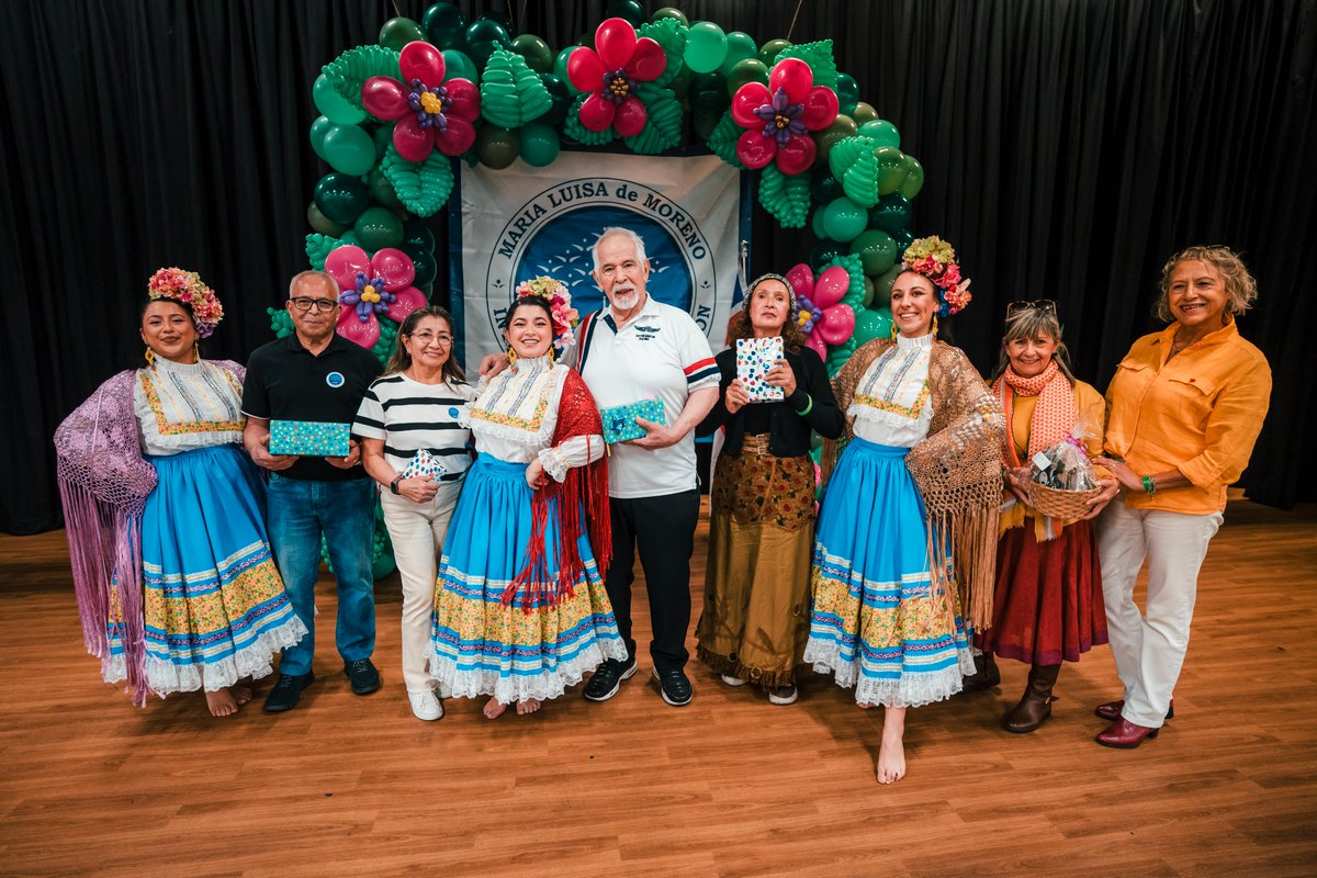 FIMLM's tweet photo. #FimlmInglaterra 🇬🇧 | Adultos mayores de Londres, participaron en actividades de autocuidado, aprendiendo tips para su salud dental y ejercicios para fortalecer su memoria.

💃 Igualmente, disfrutaron de danzas folclóricas y recibieron regalos para su felicidad y bienestar. 🎁🛍 https://t.co/id9Sn4OJYr