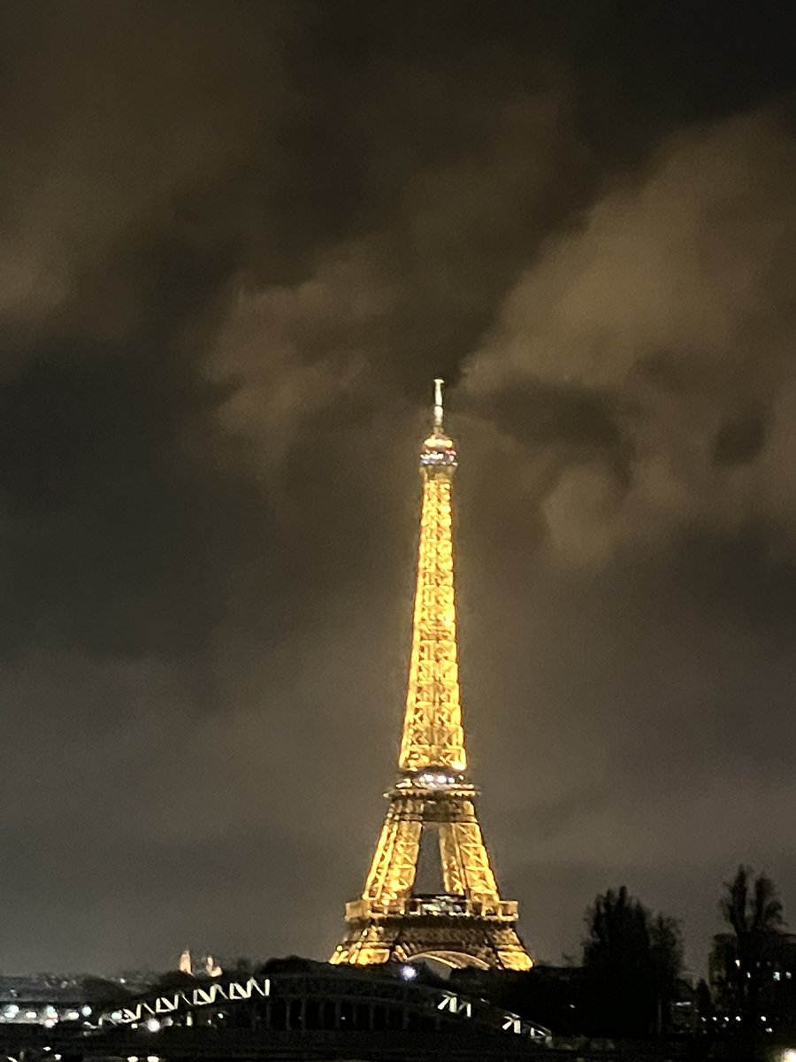 #PicOfTheNight 😉
La <a href="/LaTourEiffel/">La tour Eiffel</a> dans les nuages de neige