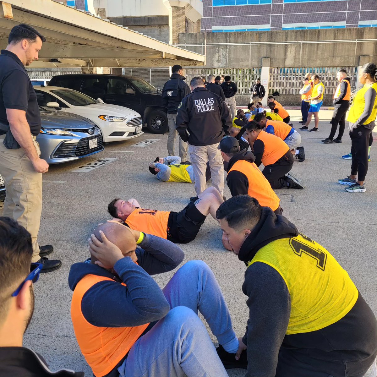 DPD_Espanol's tweet image. #TrainingThursday  Únase al Departamento de Policía de Dallas en nuestras próximas pruebas en el lugar, del 5 al 7 de diciembre. 
Llame a nuestros reclutadores al 214-671-4409 o envíe un correo electrónico a dpdrecruiting@dallas.gov. #DallasPD #JoinDPD