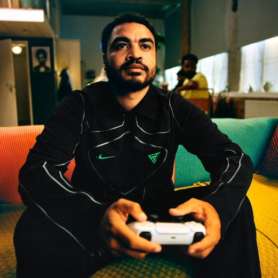 EASPORTSFC's tweet photo. Last chance to pre-order the Nike x EA SPORTS FC Founders shirt. 

https://t.co/gjBr7X0L8b https://t.co/rXZqqVJRaC