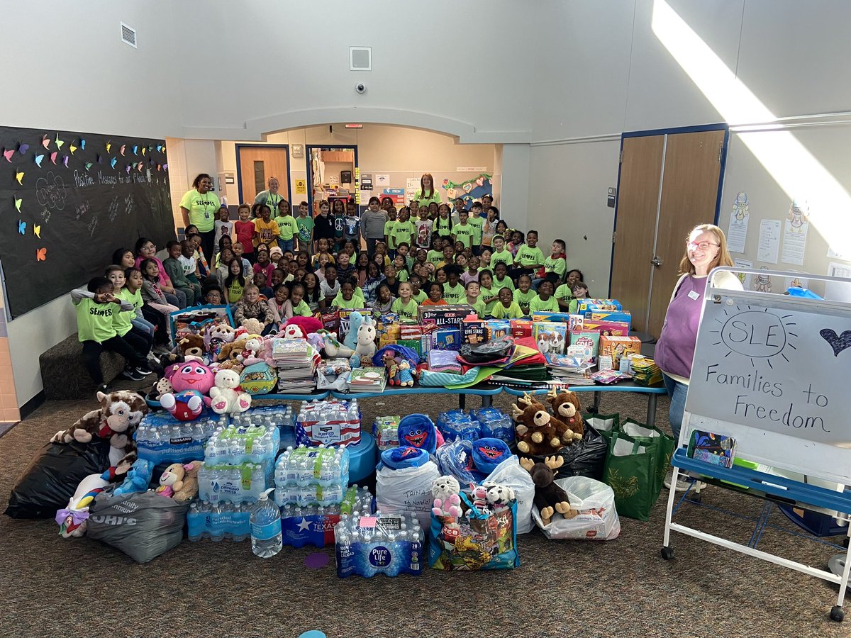 KaraParada1's tweet photo. 1st grade enjoyed helping Families to Freedom for our @AlvinISD Serves project @SLESuns ♥️ https://t.co/8fb39afUpv