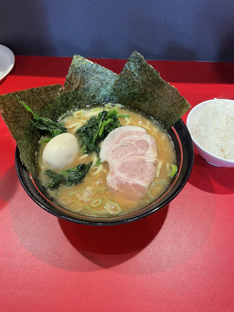tage32's tweet photo. 家系ラーメンも、忘れないでくれー！w https://t.co/gmRLonlNWW