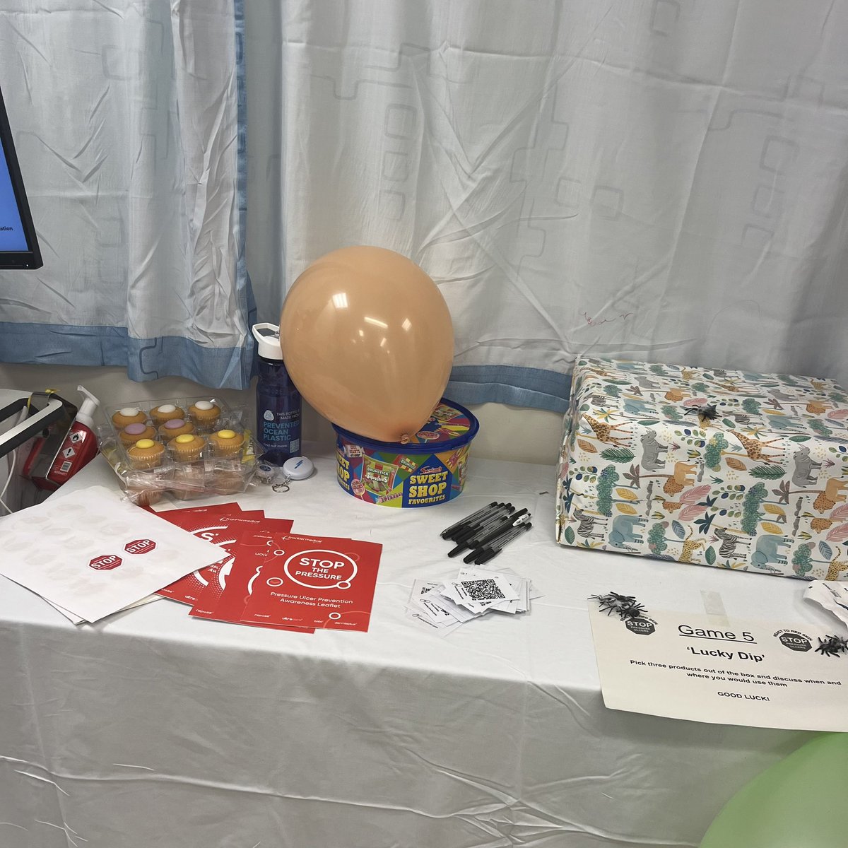 Lots of games, role play and cake  in General critical care today.
Raising awareness on #Stopthepressure day 
Sharon Cary well done