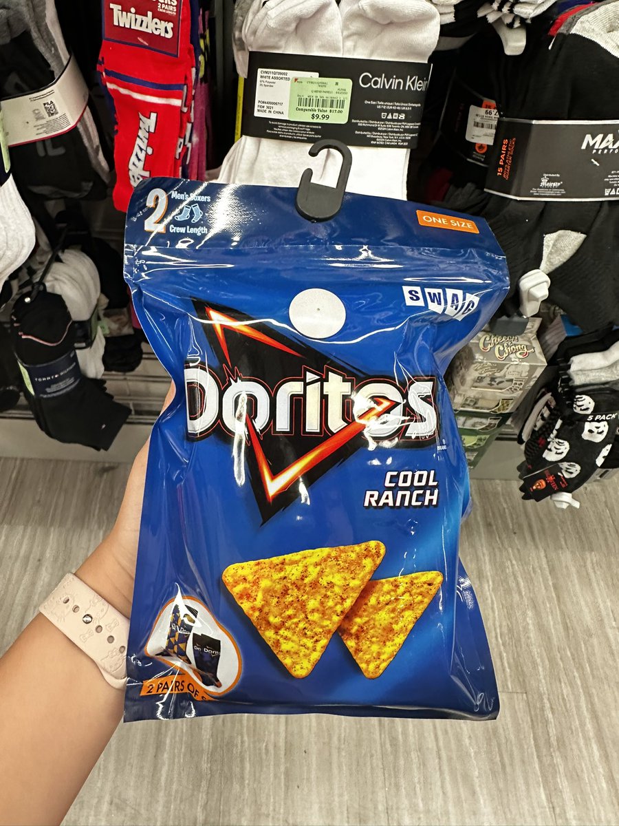 darkbeess's tweet photo. I might have found the perfect pair of socks for heechan -💫 https://t.co/jpGjSOTh7a