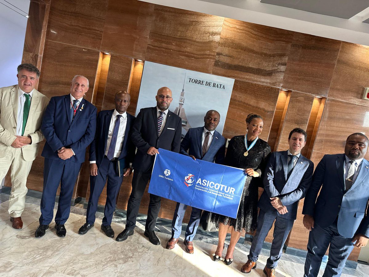 Después de una reunión con la Asociación Internacional para la Cooperación y el Desarrollo Turístico en anagrama ASICOTUR, nos tomamos una foto promocionando la asociación y animándoles a consigan los objetivos con nuestro lindo país. 👍💪🤗🤗👏👏👏👏👏👏👏