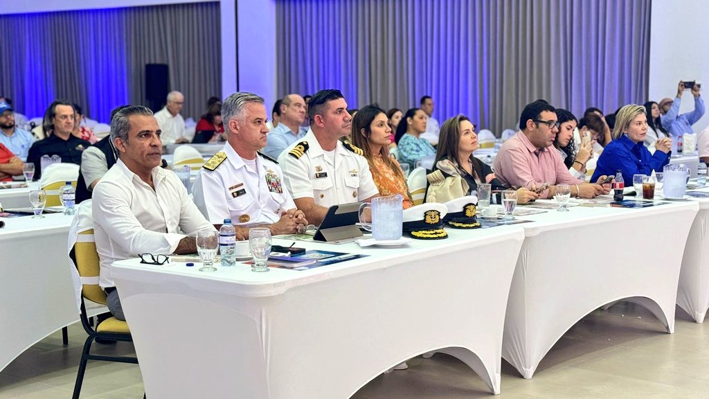 Supertransporte's tweet photo. La Delegada de Puertos @dinasierrar, participó en el Foro Expo Portuaria, liderado @asoportuaria, interviniendo en el panel "El Sector Marítimo y Portuario en la Transición Energética", evento que también contó con la participación de la @Dimarcolombia y la @ANDI_Colombia. https://t.co/2VThudCXu6
