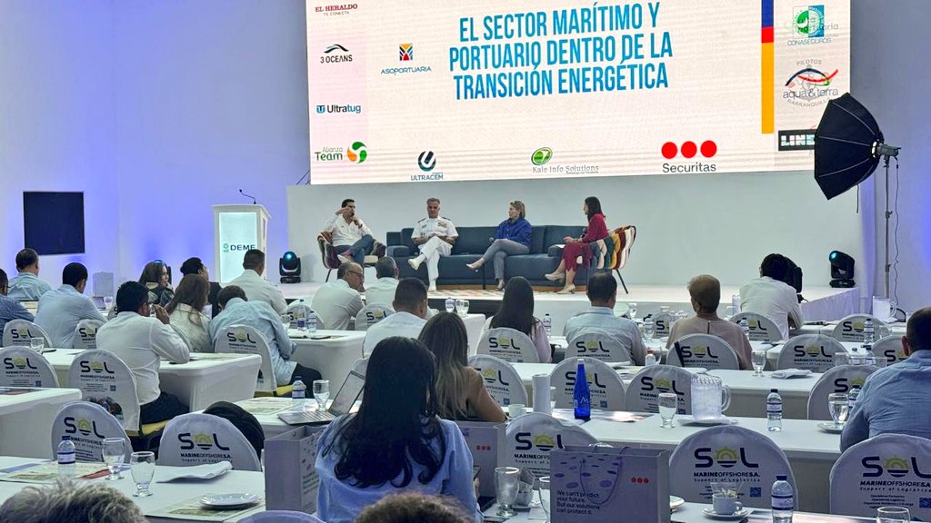 Supertransporte's tweet photo. La Delegada de Puertos @dinasierrar, participó en el Foro Expo Portuaria, liderado @asoportuaria, interviniendo en el panel "El Sector Marítimo y Portuario en la Transición Energética", evento que también contó con la participación de la @Dimarcolombia y la @ANDI_Colombia. https://t.co/2VThudCXu6