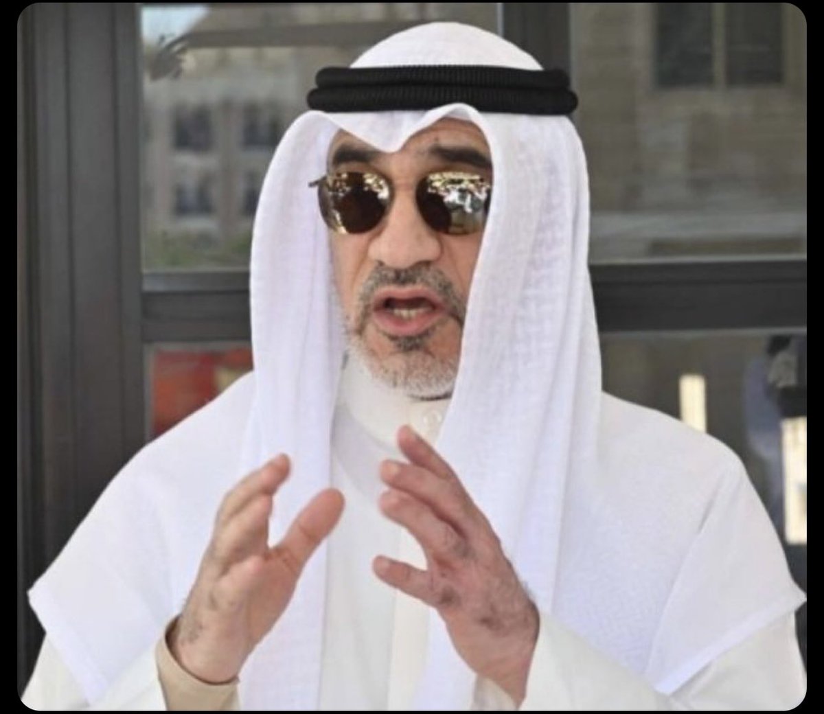 هذا الرجل البطل يتعرض لهجمة عنيفة وشرسة من غربان الظلام من الحسابات الوهمية ومن بعض اعضاء مجلس الخيبه البائد، وذنبه الوحيد أنه لا يخشى في الله لومة لائم أثناء تطبيقه للقانون ، قواك الله شيخ فهد اليوسف الصباح وحفظك الله من كل شر🌺
كلنا معك ياسيدي🌺
#سحب_الجناسي 
#الجنسيه_الكويتيه