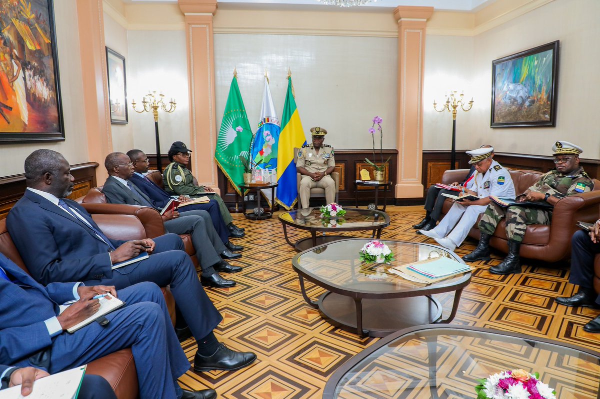 PresidenceGA's tweet photo. Le Chef de l’Etat, S. E. @oliguinguema, a reçu ce jour en audience plusieurs membres du Gouvernement dont le Ministre des Mines M. Gilles Nembe, le Ministre des Comptes Publics, M. Charles M' BA et le Ministre de l’Économie et des Participations M. @mays_kinga.
Au centre des discussions, la volonté du Président d’intégrer les productions d’or et de diamant dans le budget de l’Etat, une initiative visant entre autres à renforcer le suivi de l’exploitation de ces ressources stratégiques et à garantir que les bénéfices de ces activités profitent directement aux populations.