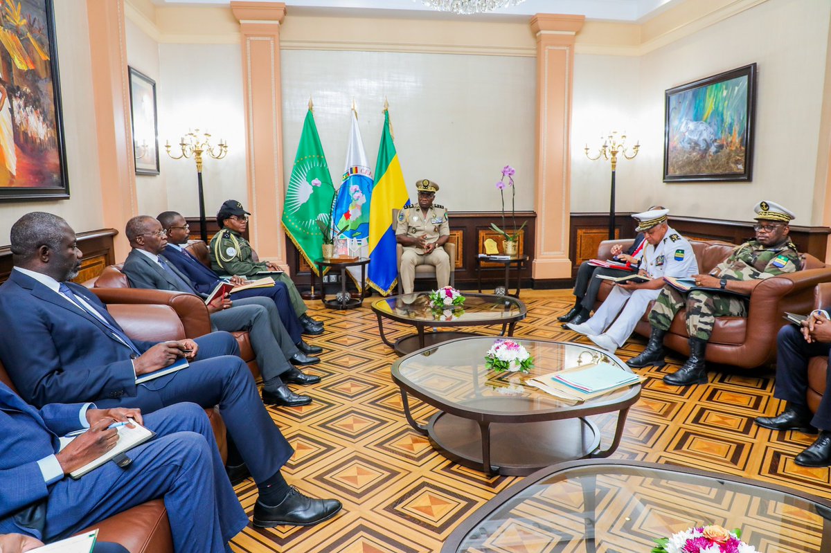 PresidenceGA's tweet photo. Le Chef de l’Etat, S. E. @oliguinguema, a reçu ce jour en audience plusieurs membres du Gouvernement dont le Ministre des Mines M. Gilles Nembe, le Ministre des Comptes Publics, M. Charles M' BA et le Ministre de l’Économie et des Participations M. @mays_kinga.
Au centre des discussions, la volonté du Président d’intégrer les productions d’or et de diamant dans le budget de l’Etat, une initiative visant entre autres à renforcer le suivi de l’exploitation de ces ressources stratégiques et à garantir que les bénéfices de ces activités profitent directement aux populations.