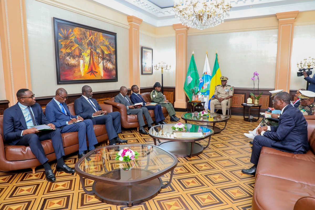 PresidenceGA's tweet photo. Le Chef de l’Etat, S. E. @oliguinguema, a reçu ce jour en audience plusieurs membres du Gouvernement dont le Ministre des Mines M. Gilles Nembe, le Ministre des Comptes Publics, M. Charles M' BA et le Ministre de l’Économie et des Participations M. @mays_kinga.
Au centre des discussions, la volonté du Président d’intégrer les productions d’or et de diamant dans le budget de l’Etat, une initiative visant entre autres à renforcer le suivi de l’exploitation de ces ressources stratégiques et à garantir que les bénéfices de ces activités profitent directement aux populations.