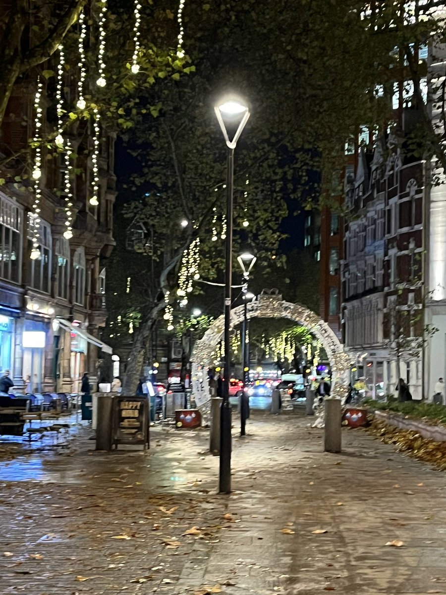 BoookLoover's tweet photo. >> London 🎄🎄🎅🧑‍🎄 - la mejor época del año 😻 https://t.co/9lF6tJHGtF