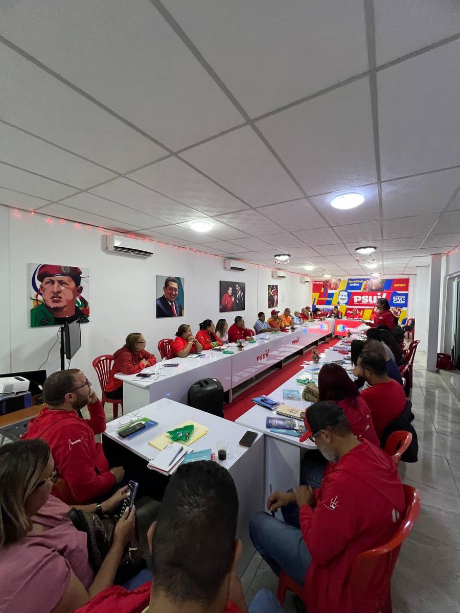 Anoche estuvimos con nuestro Gobernador <a href="/AdolfoP_Oficial/">Adolfo Pereira Gobernador</a> en la reunión del equipo político Estadal del <a href="/PartidoPSUV/">PSUV</a>, revisando el despliegue que se viene realizando en cada UBCH y los resultados del exitoso congreso del Bloque Histórico. Sigamos Venciendo!!