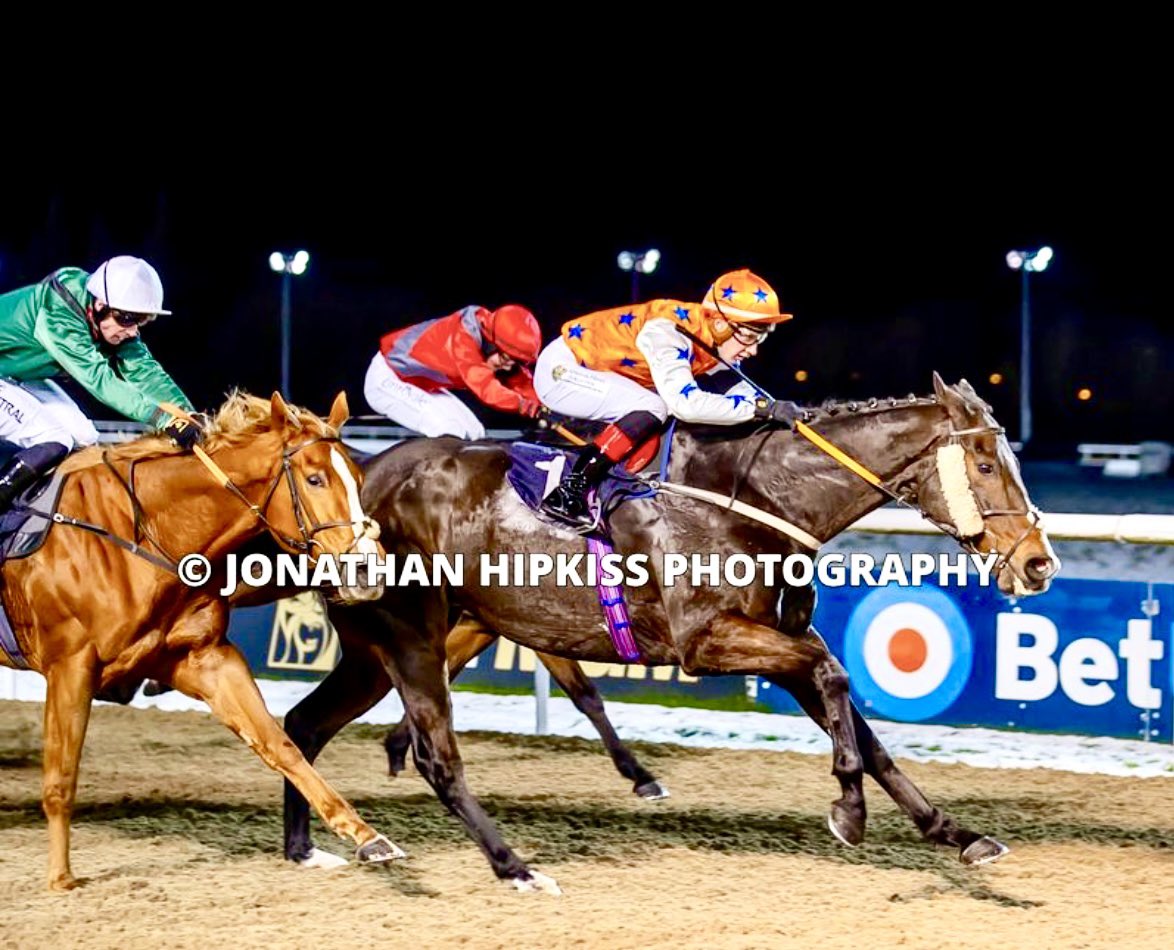 🟠🔵⚪️ 10yrs young and still loving the game 🐎 My Brother Mike wins a shade cosily <a href="/WolvesRaces/">Wolverhampton Races</a> under a confident ride from our apprentice <a href="/ConnorPlanas/">Connor Planas</a>🍑👏🏻 #winnersaregrinners  #asyoungasyoufeel ⚪️🔵🟠