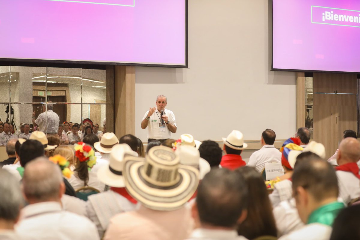 johnalbeirogir's tweet photo. Con orgullo represento, junto a los 16 Subdirectores, a nuestra Regional Antioquia en el encuentro Nacional de Directores y Subdirectores en Cartagena, un espacio del Director Nacional Jorge Eduardo Londoño Ulloa para integrar la familia SENA. https://t.co/22J392kEgP