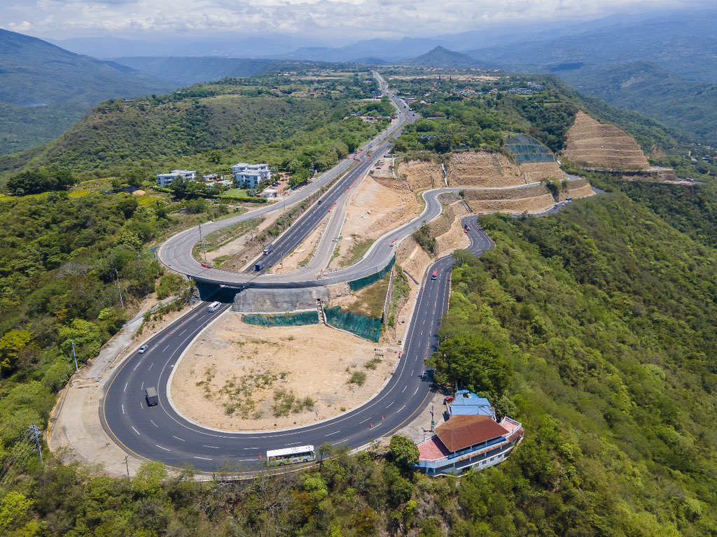 Autoextragti's tweet photo. Ya nadie les cree. El Ministro de Hacienda dijo que los peajes no iban a subir más este año, pero la Ministra de transporte afirmó que subirán casi 5% en diciembre. Aliste el bolsillo para pagar más en el viaje de vacaciones.

#Colombia https://t.co/6jN0CihWsc
