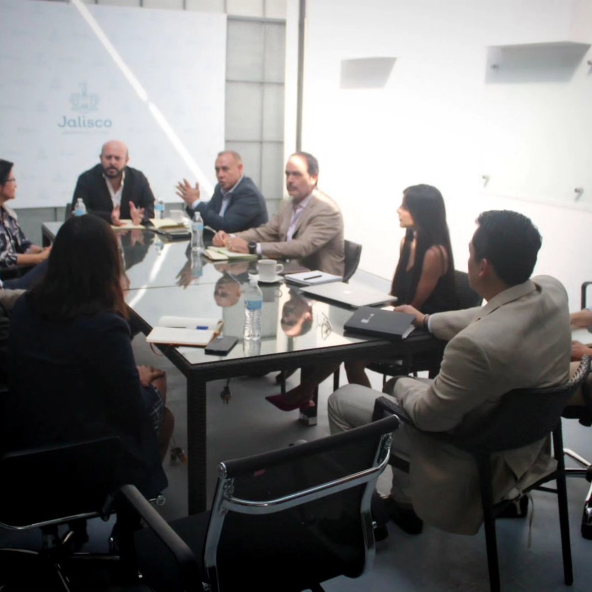 MarcoValerioGDL's tweet photo. Hace unos minutos quedó instalada la Mesa de Transición en la Secretaría de Trabajo Jalisco, con la participación de @RBarbosaLaboral, @AlbertoEsquerG y @MtereBritoS

Con un espacio de diálogo y con el propósito analizar y constatar  las condiciones y resultados históricos https://t.co/Q8ldvT1B3c