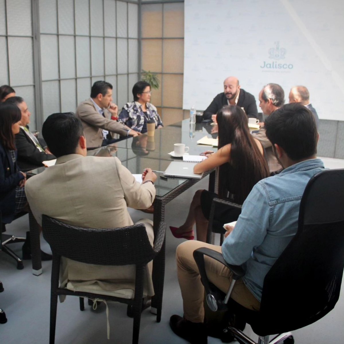 MarcoValerioGDL's tweet photo. Hace unos minutos quedó instalada la Mesa de Transición en la Secretaría de Trabajo Jalisco, con la participación de @RBarbosaLaboral, @AlbertoEsquerG y @MtereBritoS

Con un espacio de diálogo y con el propósito analizar y constatar  las condiciones y resultados históricos https://t.co/Q8ldvT1B3c