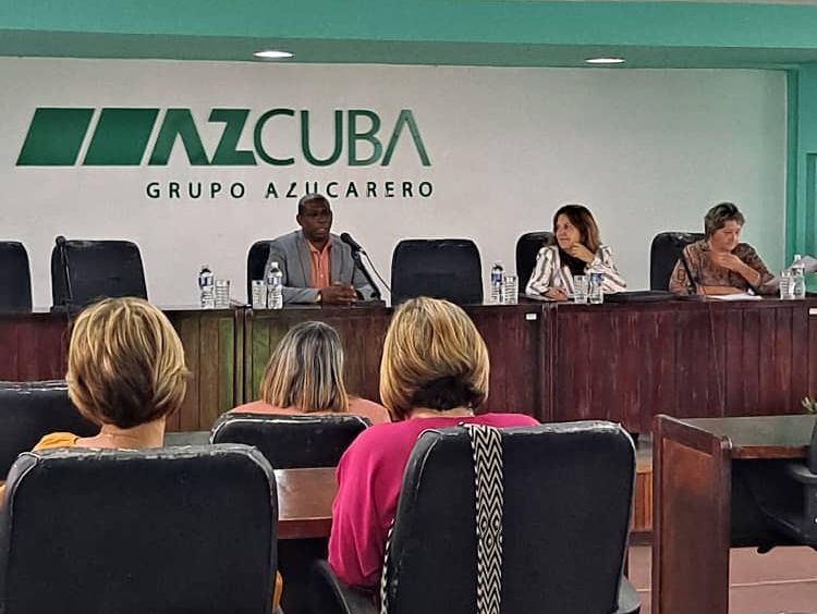 RegistroMincin's tweet image. 🎙️El director @SantiagoSe19169 intercambió con los participantes en el Primer Evento-Taller del Sistema de Registros Públicos sobre la experiencia del RCC en la #informatización de los procesos.
#ComercioCuba
#TrámitesEnLínea
@Minjus_Cuba