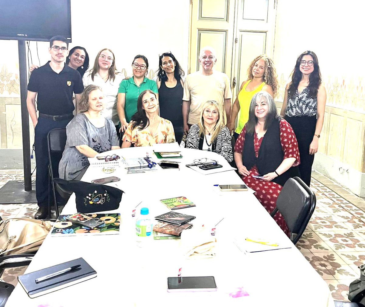 CCRCabildo's tweet photo. TALLER DE POESÍA “OMBLIGO LÍRICO” Participantes escribieron “Poesía Breve y Aforismos”. En la tarde del miércoles se realizó la segunda sesión del Taller de Poesía Ombligo Lírico en la Casa Bicentenario de la Literatura Augusto Roa Bastos, dependiente del CCR Cabildo.🧵 https://t.co/o0bAmdKz4V