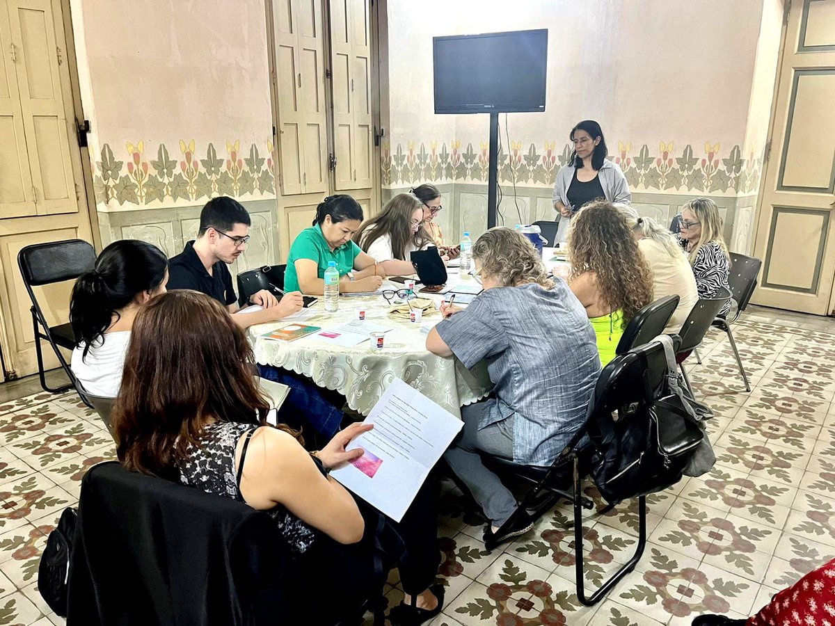 TALLER DE POESÍA “OMBLIGO LÍRICO” Participantes escribieron “Poesía Breve y Aforismos”. En la tarde del miércoles se realizó la segunda sesión del Taller de Poesía Ombligo Lírico en la Casa Bicentenario de la Literatura Augusto Roa Bastos, dependiente del CCR Cabildo.🧵