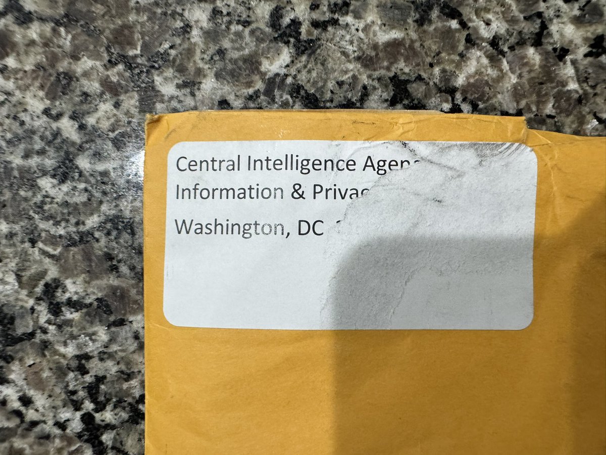 LoPassFilter28's tweet photo. Hice mi primer solicitud FOIA hace un mes y para mí agradable sorpresa la CIA me envió los documentos. 

Llegaron hoy. 

Estos son 29 archivos desclasificados relacionados a los gobiernos de Bosch y Balaguer, más detalles adicionales del asesinato de Trujillo. (Serie F-2015-00983
y F-2015-00821)

Este fin de semana revelaré los contenidos y voy a traducir al español todo lo que vale resaltar. 

Puedo estar equivocado: entiendo que soy el primer dominicano en ponerle la mano a esta información - pero no seré el último, ya que entre hoy y mañana empiezo a diseminar sus contenidos.
