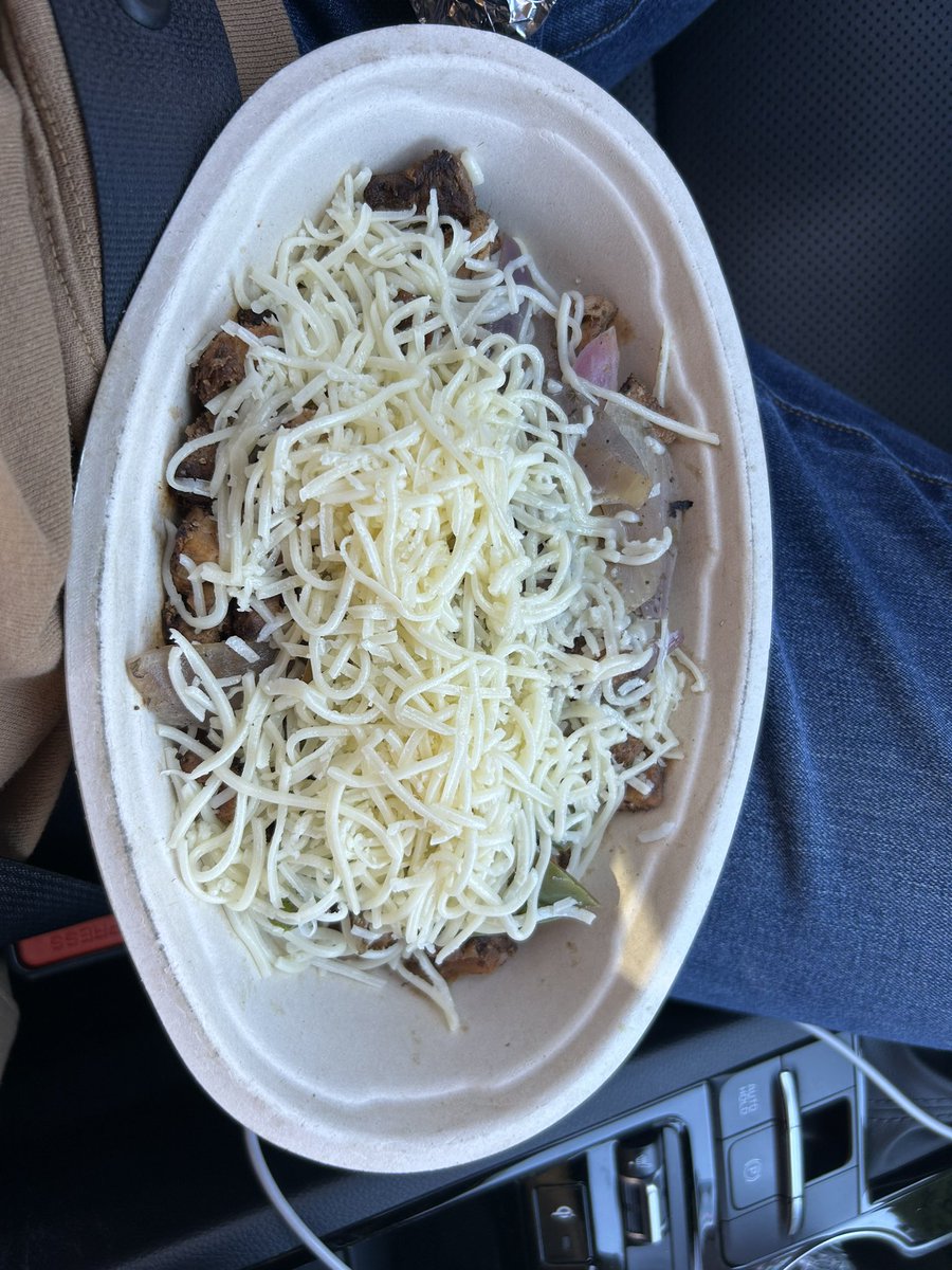 iScuuwap's tweet photo. @ChipotleTweets what is this bro? I can see the bottom of the bowl 😵‍💫 https://t.co/iWn6omCPEp