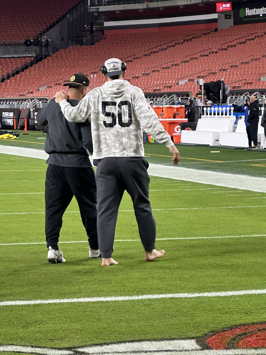 AndrewSiciliano's tweet image. Browns long snapper Rex Sunahara.
Barefooted.