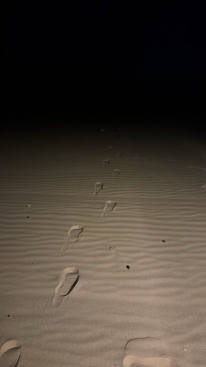 a3lwl's tweet photo. حظ المكان اللي يضوي فِيه قمرين
قُمر السما و قمر وجهك المُعتاد🖤. https://t.co/2ETKcpVqPW