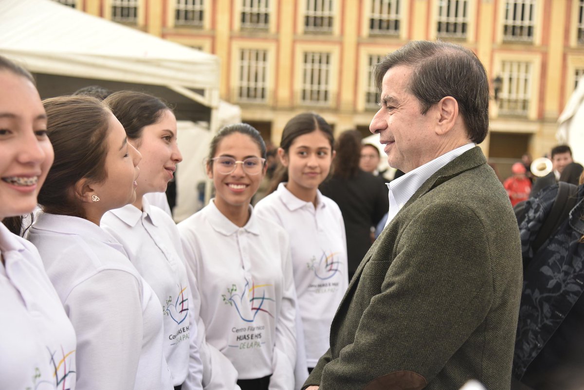 CristoBustos's tweet image. El Coro de Hijas e Hijos de La Paz es un ejemplo de paz para el mundo entero. #FirmesConElAcuerdo