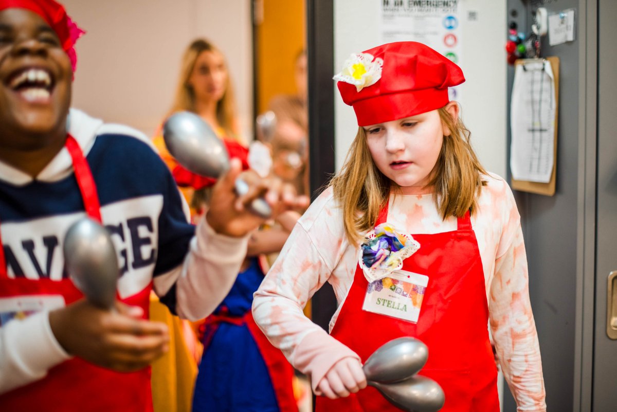 LewisvilleISD's tweet photo. This week, @ForestVistaES students treated FVE to a 𝐨𝐧𝐞-𝐨𝐟-𝐚-𝐤𝐢𝐧𝐝 𝐫𝐞𝐬𝐭𝐚𝐮𝐫𝐚𝐧𝐭 𝐞𝐱𝐩𝐞𝐫𝐢𝐞𝐧𝐜𝐞! Teachers and staff from the campus filed in and out during their lunchtimes; all receiving a 𝗳𝗮𝗻𝘁𝗮𝘀𝘁𝗶𝗰 𝗺𝗲𝗮𝗹 and even 𝙗𝒆𝙩𝒕𝙚𝒓 service. #ONElisd https://t.co/04xJMCGedy