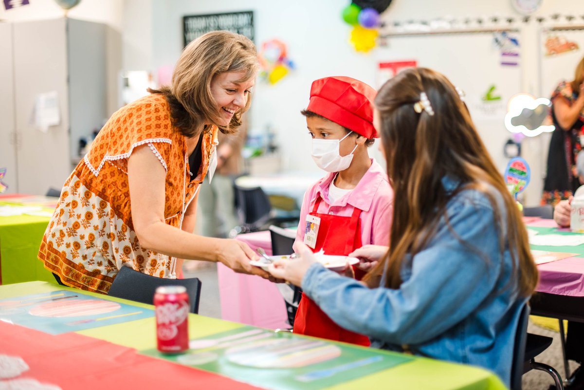 LewisvilleISD's tweet photo. This week, @ForestVistaES students treated FVE to a 𝐨𝐧𝐞-𝐨𝐟-𝐚-𝐤𝐢𝐧𝐝 𝐫𝐞𝐬𝐭𝐚𝐮𝐫𝐚𝐧𝐭 𝐞𝐱𝐩𝐞𝐫𝐢𝐞𝐧𝐜𝐞! Teachers and staff from the campus filed in and out during their lunchtimes; all receiving a 𝗳𝗮𝗻𝘁𝗮𝘀𝘁𝗶𝗰 𝗺𝗲𝗮𝗹 and even 𝙗𝒆𝙩𝒕𝙚𝒓 service. #ONElisd https://t.co/04xJMCGedy