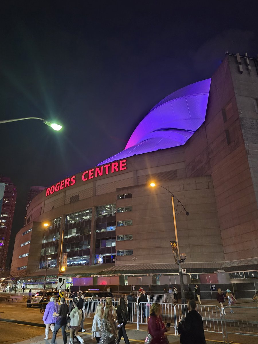 My unit is out tonight with other other members of <a href="/TorontoPolice/">Toronto Police</a> making sure everyone has a fun and enjoyable experience <a href="/taylorswift13/">Taylor Swift</a> concert. Come and say 👋🏽 if you see my truck! Trying to treadw some brackets!  #erastour #TaylorSwift #LESM
