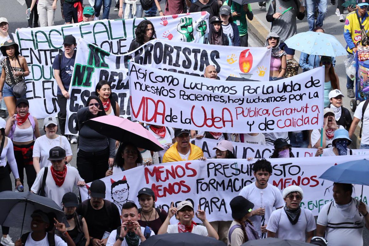 AquinoTicias1's tweet photo. Sigue la movilización estudiantil para salvar la UdeA y por la autonomía universitaria. @FicoGutierrez, @AndresJRendonC, @petrogustavo los estudiantes necesitan soluciones reales. https://t.co/93lAbJfIHH