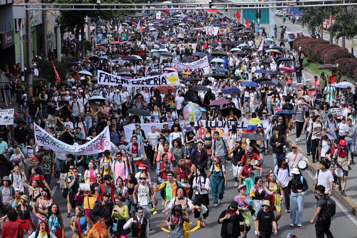 AquinoTicias1's tweet photo. Sigue la movilización estudiantil para salvar la UdeA y por la autonomía universitaria. @FicoGutierrez, @AndresJRendonC, @petrogustavo los estudiantes necesitan soluciones reales. https://t.co/93lAbJfIHH