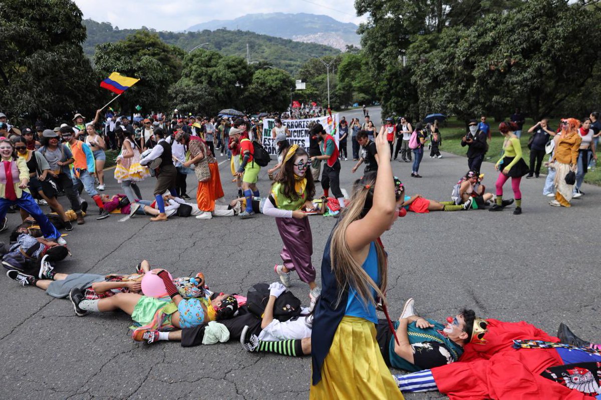 AquinoTicias1's tweet photo. Sigue la movilización estudiantil para salvar la UdeA y por la autonomía universitaria. @FicoGutierrez, @AndresJRendonC, @petrogustavo los estudiantes necesitan soluciones reales. https://t.co/93lAbJfIHH