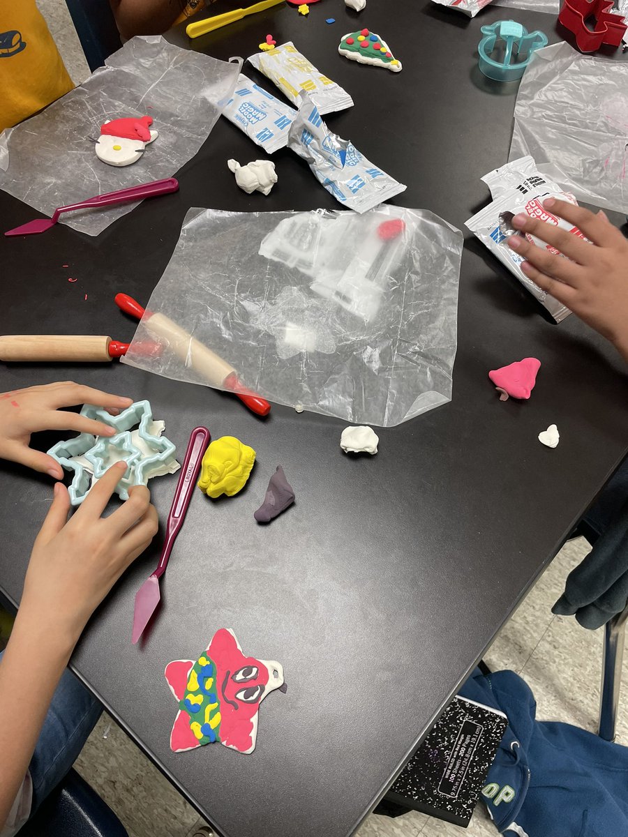 LibraryStephens's tweet photo. Art Club's got holiday spirit! 🎄 This week, we sculpted festive ornaments with Model Magic. #AldineConnected @AldineISD @aldinelibraries @StephensES_AISD https://t.co/97tS8AmgPS