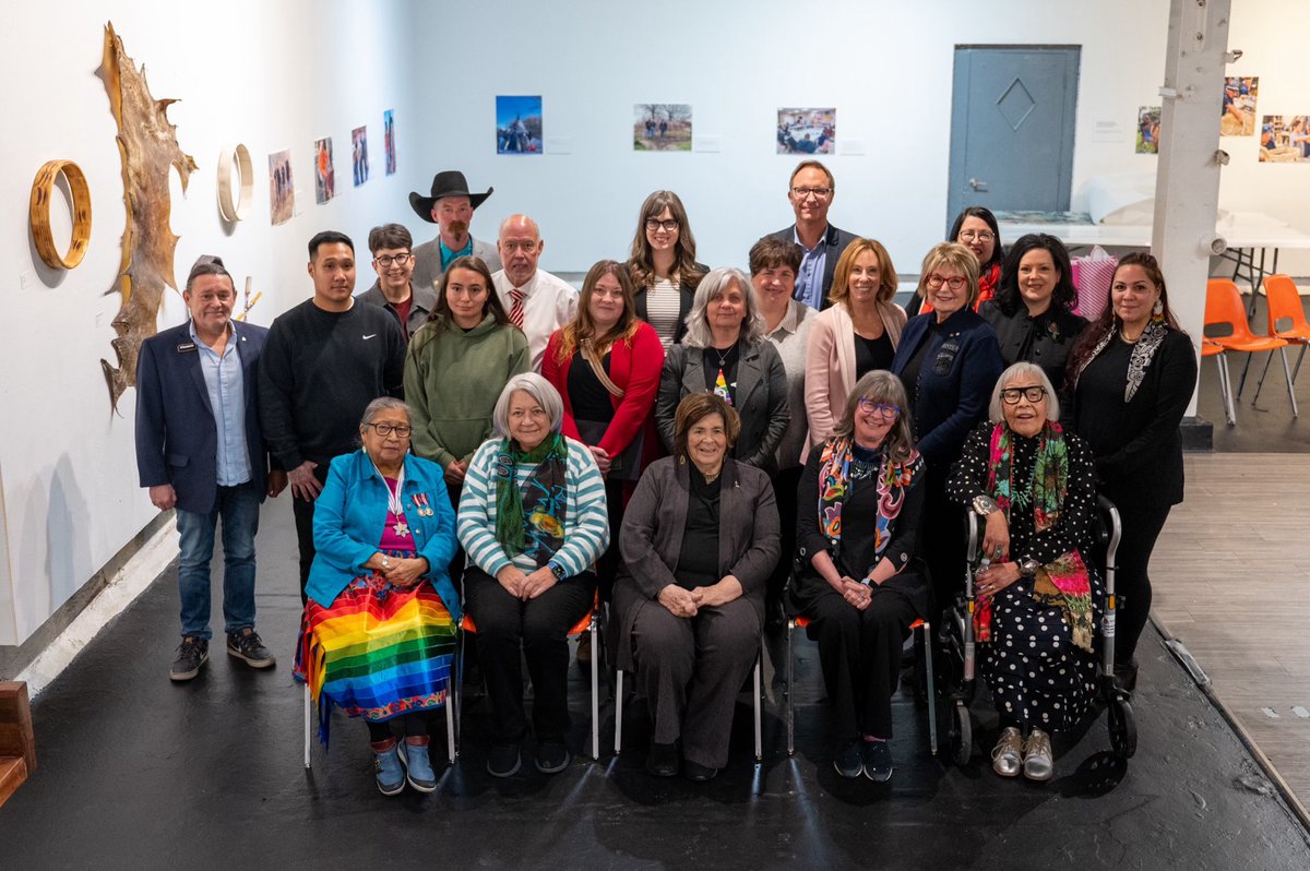 GGCanada's tweet photo. #GGSimon hosted a round-table discussion at the Graffiti Gallery, mobilizing experts, people with lived experience and change makers to share best practices and drive innovation in mental health services across Canada. https://t.co/GGMl3p8Oiv